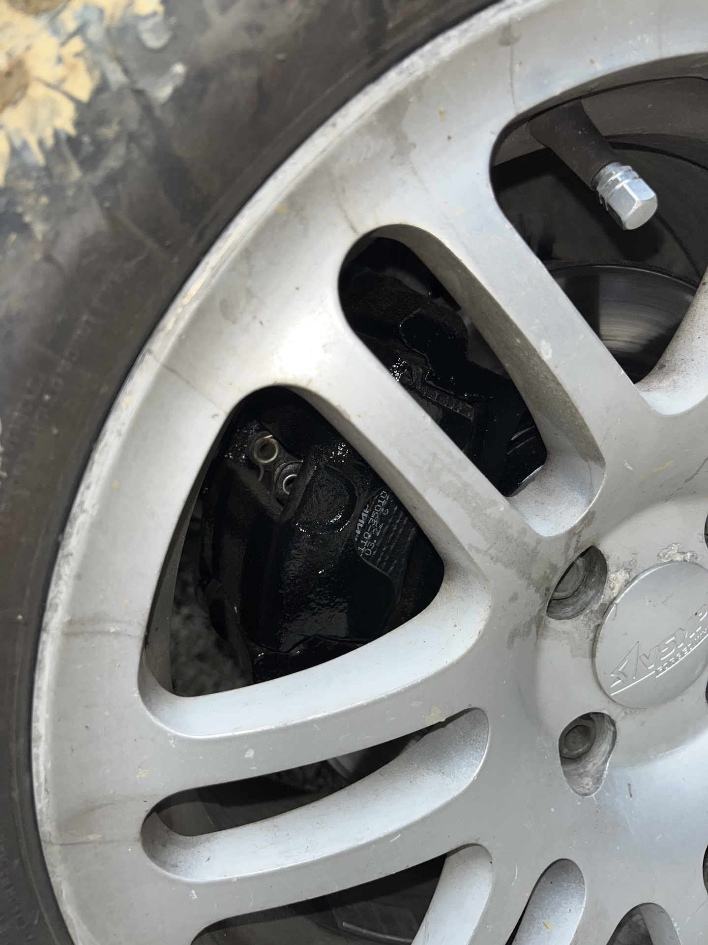 Тормозные колодки и направляющие суппорта. Покраска суппортов. — Lada ...