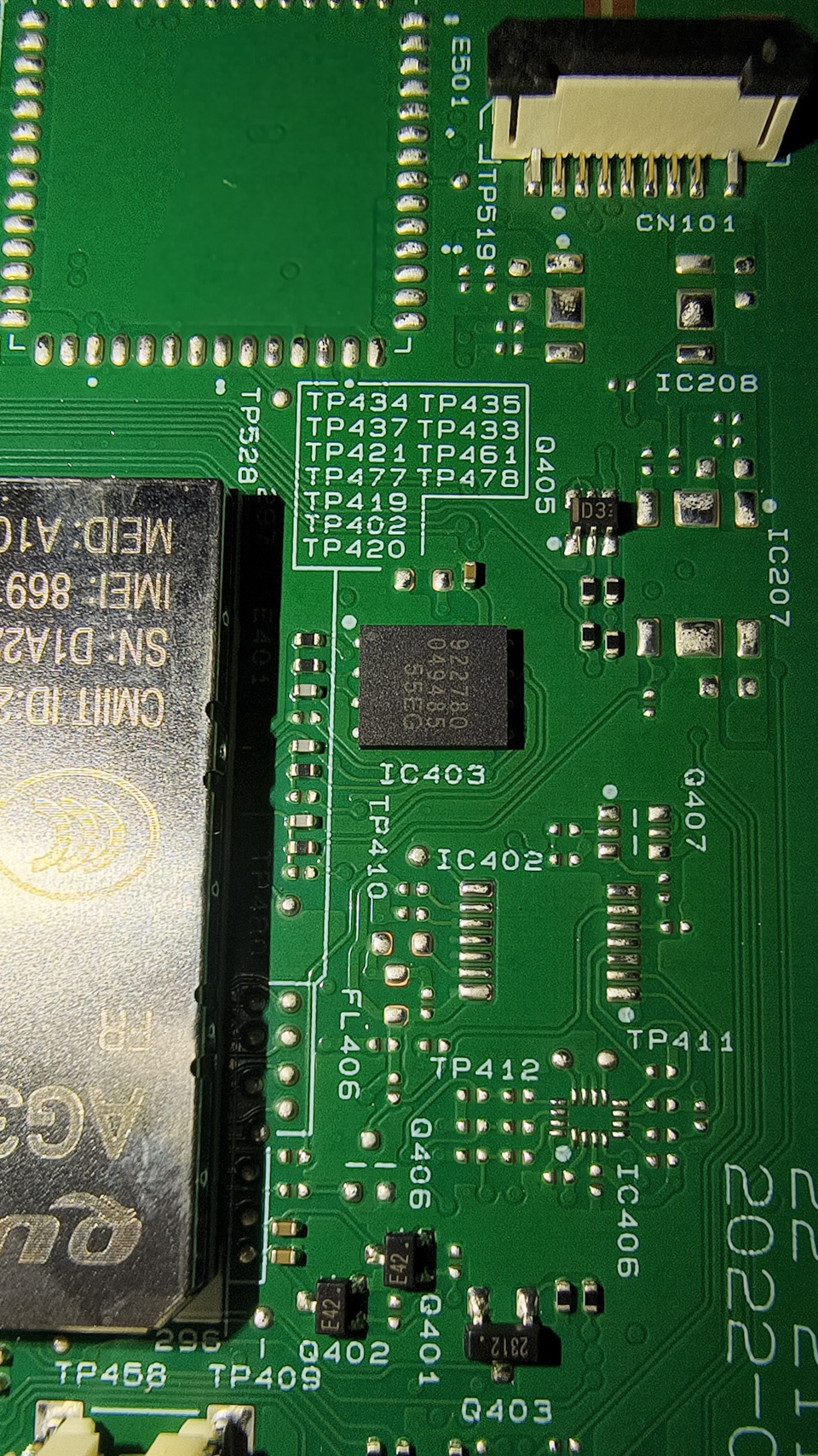 eSIM которую будем выпаивать — Aito M5. Запчасти на фото: IC207, IC403, IC402