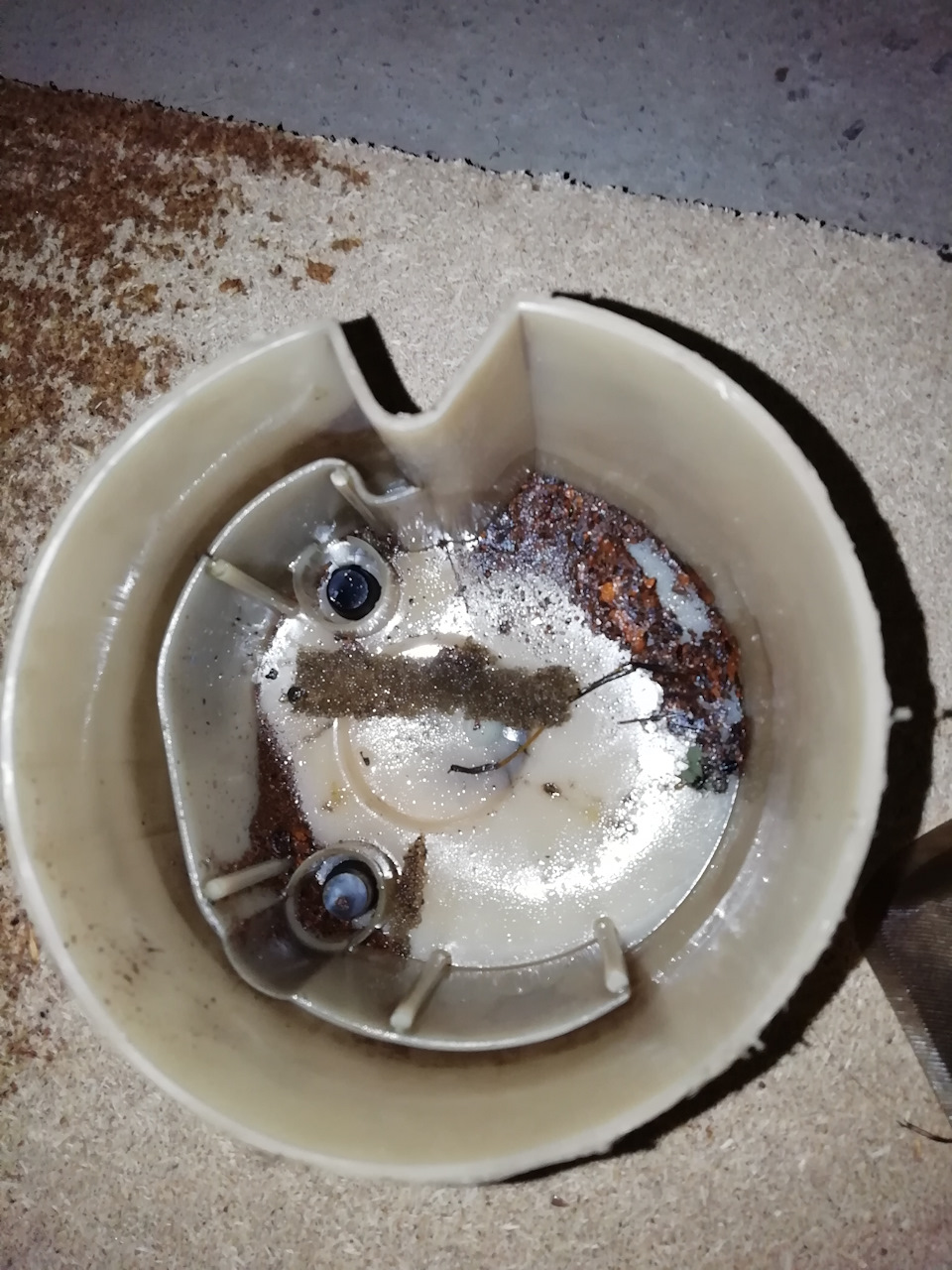 Замена фильтра в баке чистка стакана — Lada 2114, 1,5 л, 2005 года ...