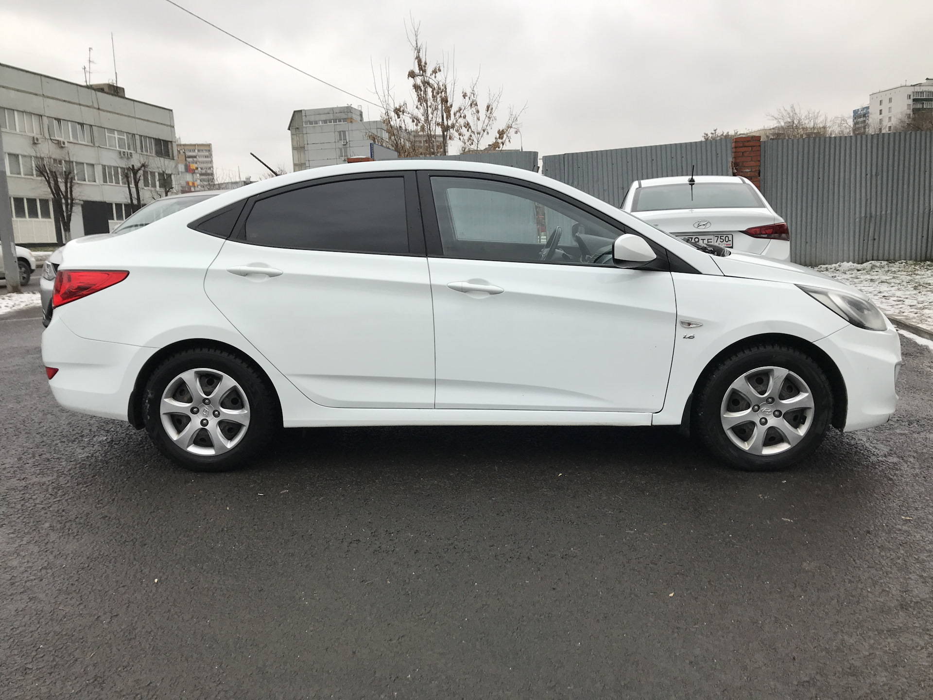 Хендай солярис седан белый. Hyundai solaris белый. Hyundai solaris белого цвета. Солярис 2 рестайлинг белый. Hyundai solaris 2014 2017 i рестайлинг белый.