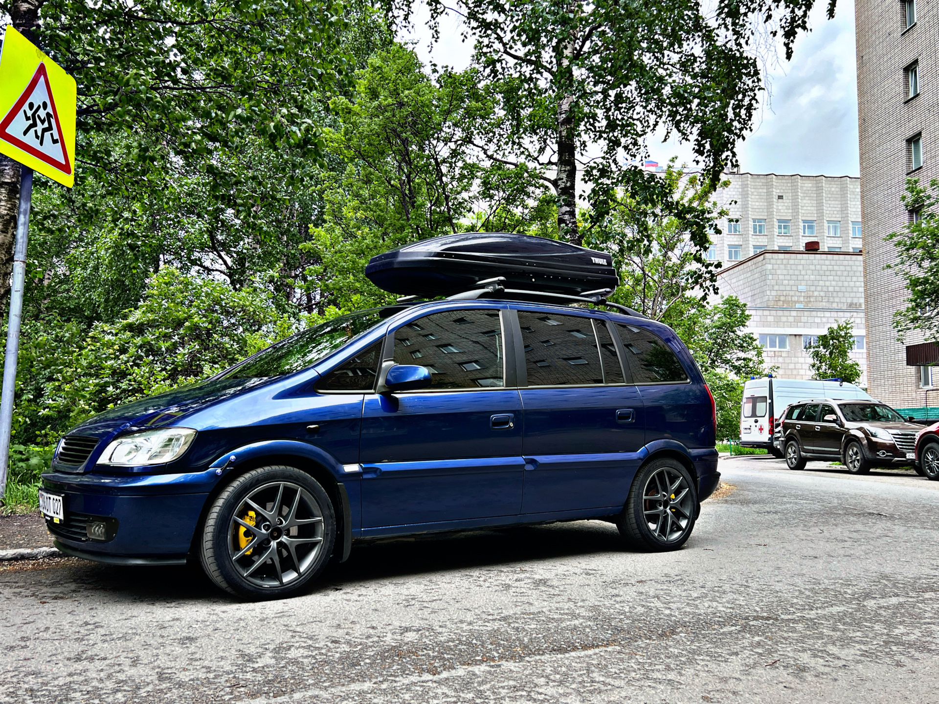 Желтые суппорта — Opel Zafira A, 1,8 л, 2004 года | стайлинг | DRIVE2