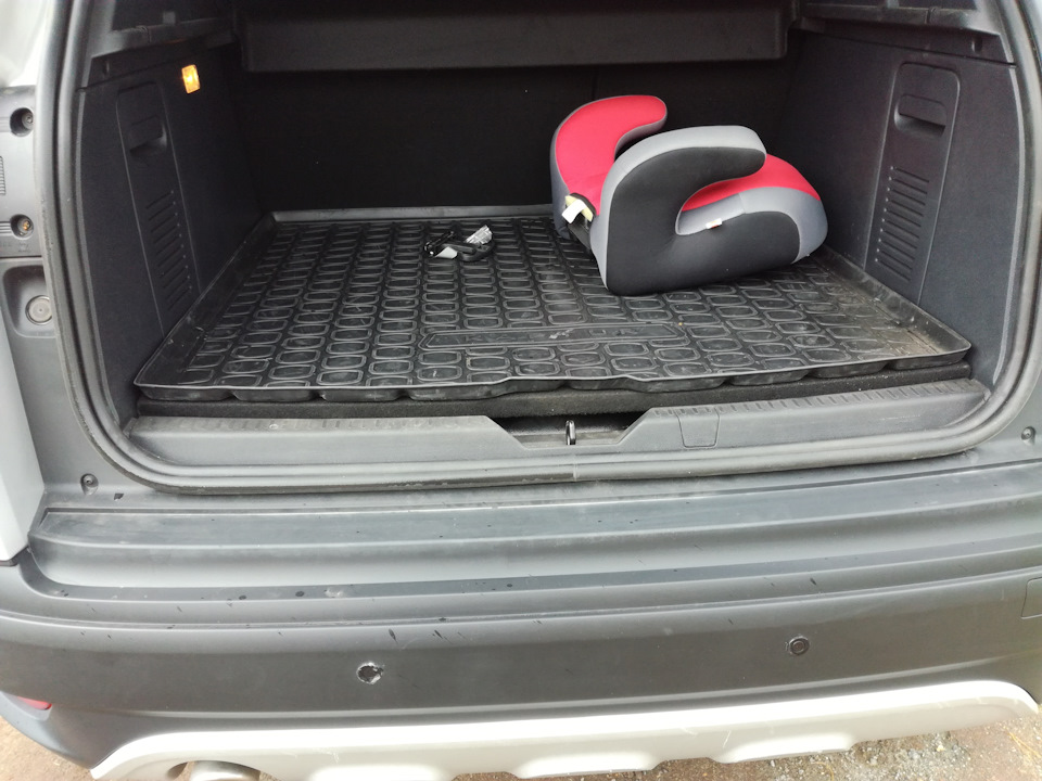 Вот так выглядит пол багажника с баллоном, примерно на 1.5-2 см стал выше — Renault Kaptur (2016)