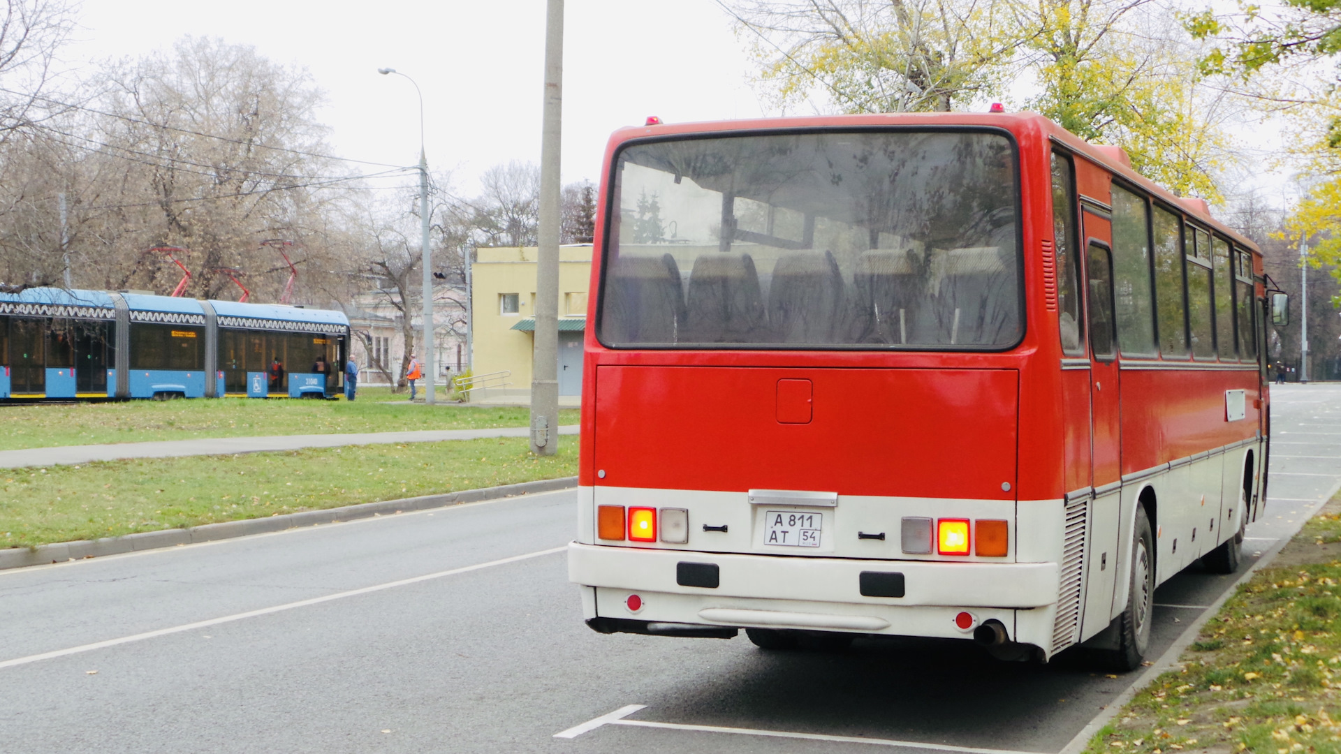 Автобус сзади фото