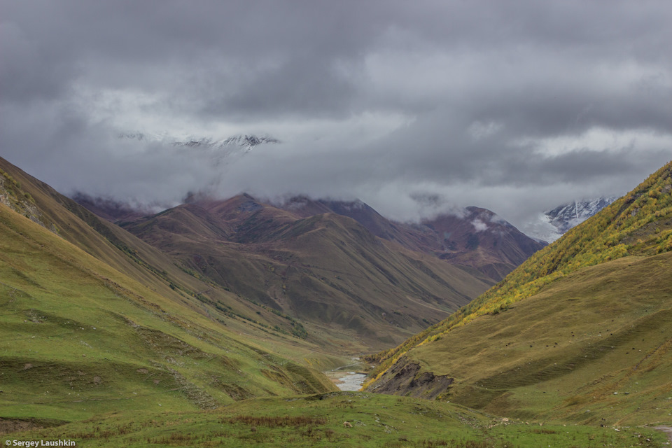 Тут должен был быть вид на гору Шхара, но из-за облачности его нет. По этой долине идет дорога на одноименный ледник. — Mitsubishi Pajero Sport (2G)