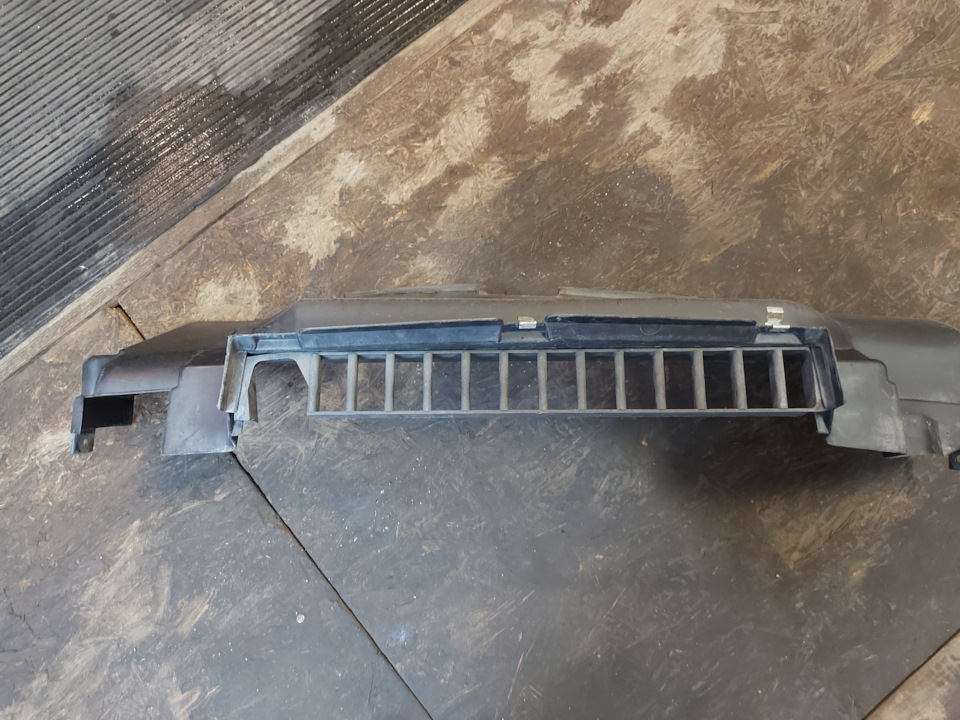 Volvo 6808693 Направляющая воздуха под бампер передний. на Volvo 850. Б ...