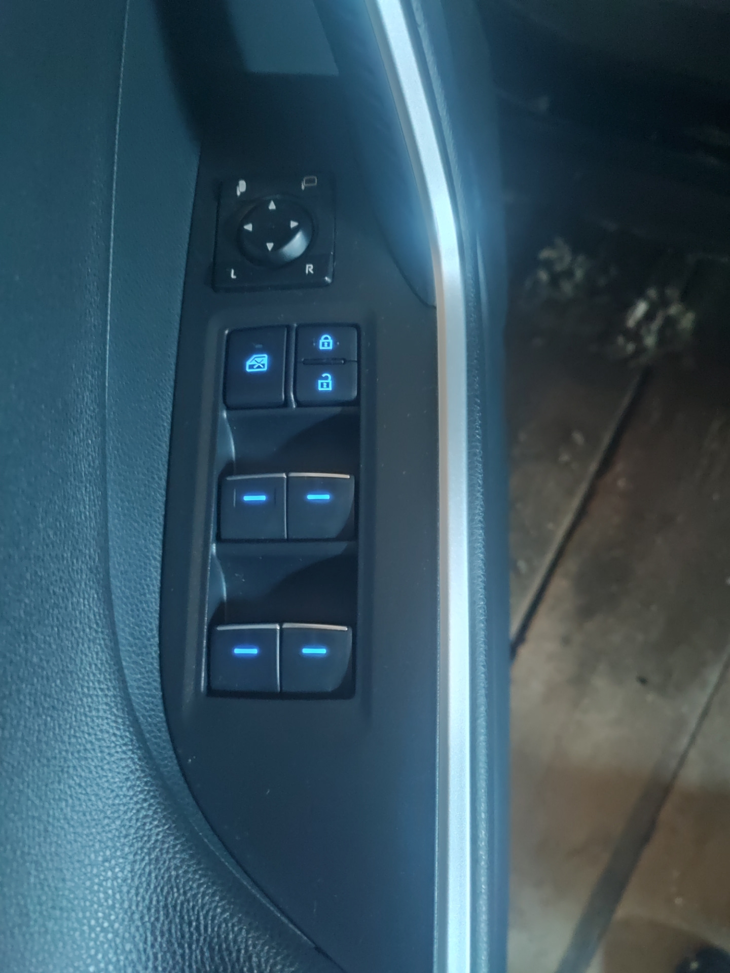 Кнопки стеклоподъемников — Toyota RAV4 (5G), 2,5 л, 2019 года | тюнинг ...
