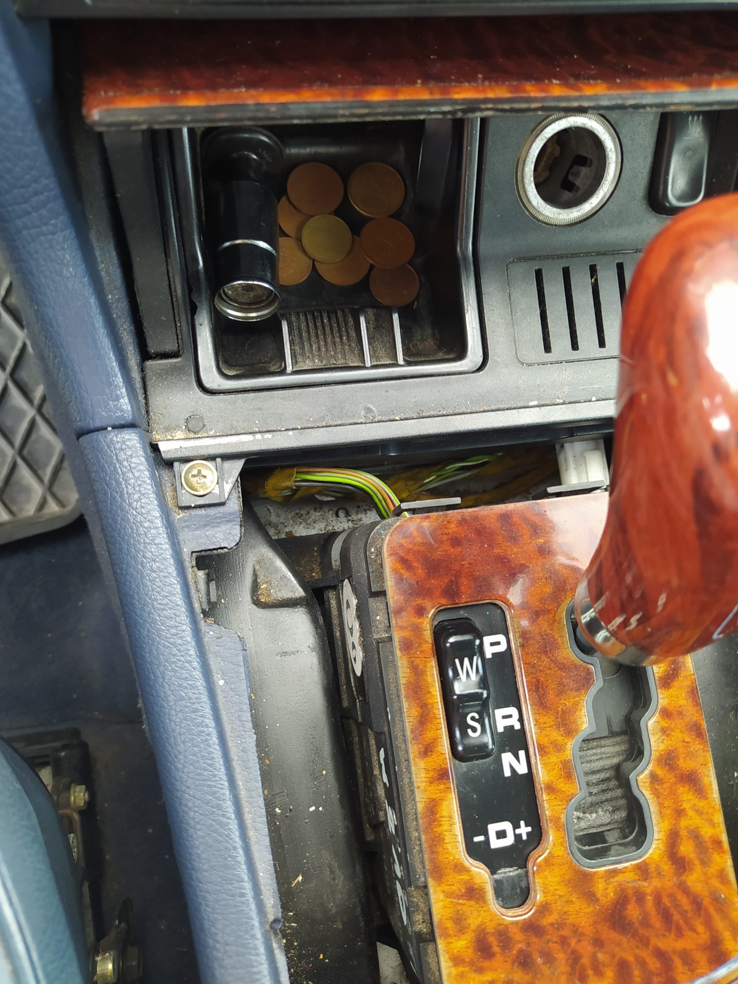 Замена лампочки прикуривателя — Mercedes-Benz E-class (W210), 3,2 л ...