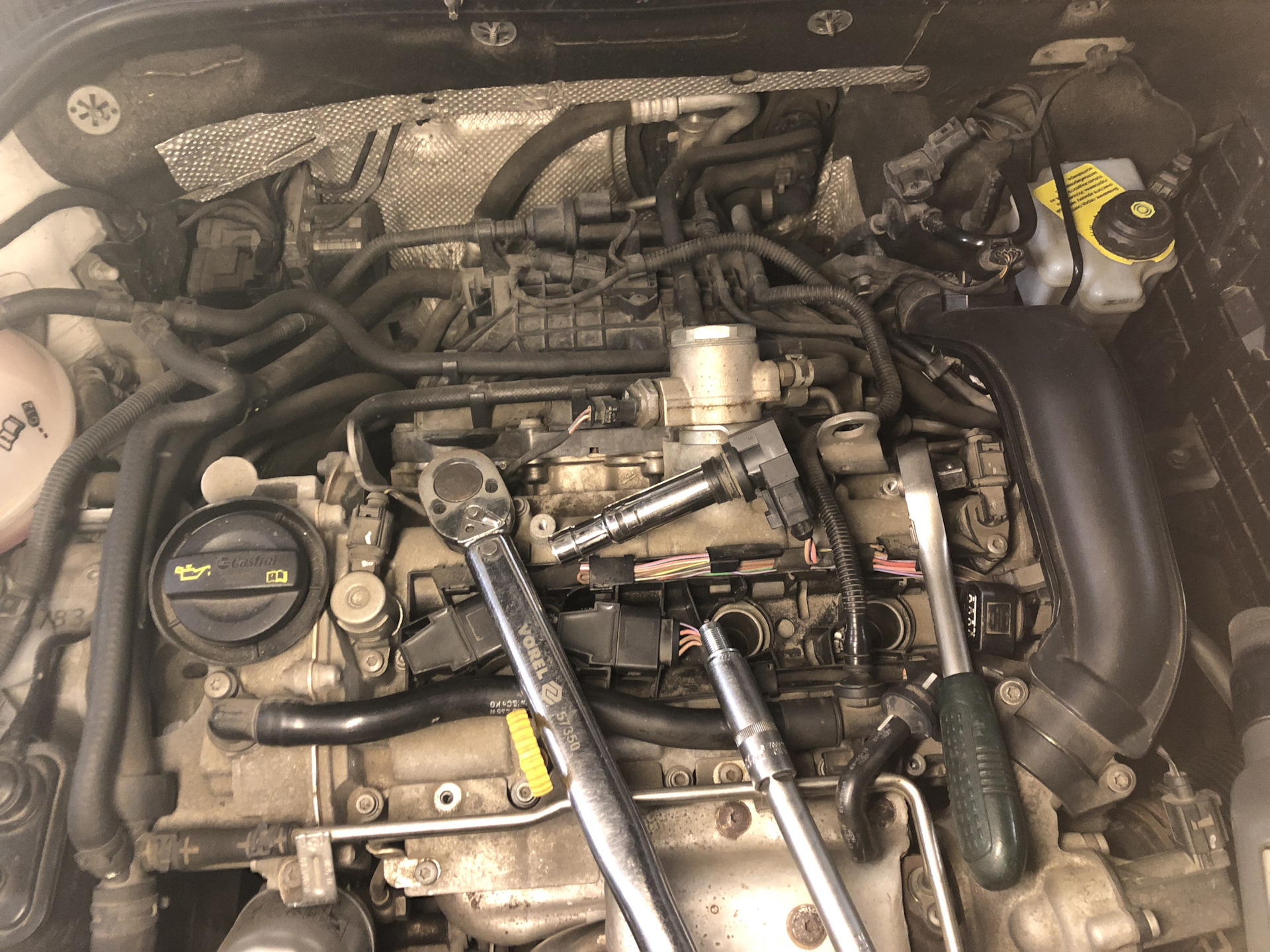 замена свечей джетта 1. фольксваген гольф 2002 1,4 свечи зажигания. 2. 6 джетта 6 , свечи зажигания. Volkswagen jetta 2.