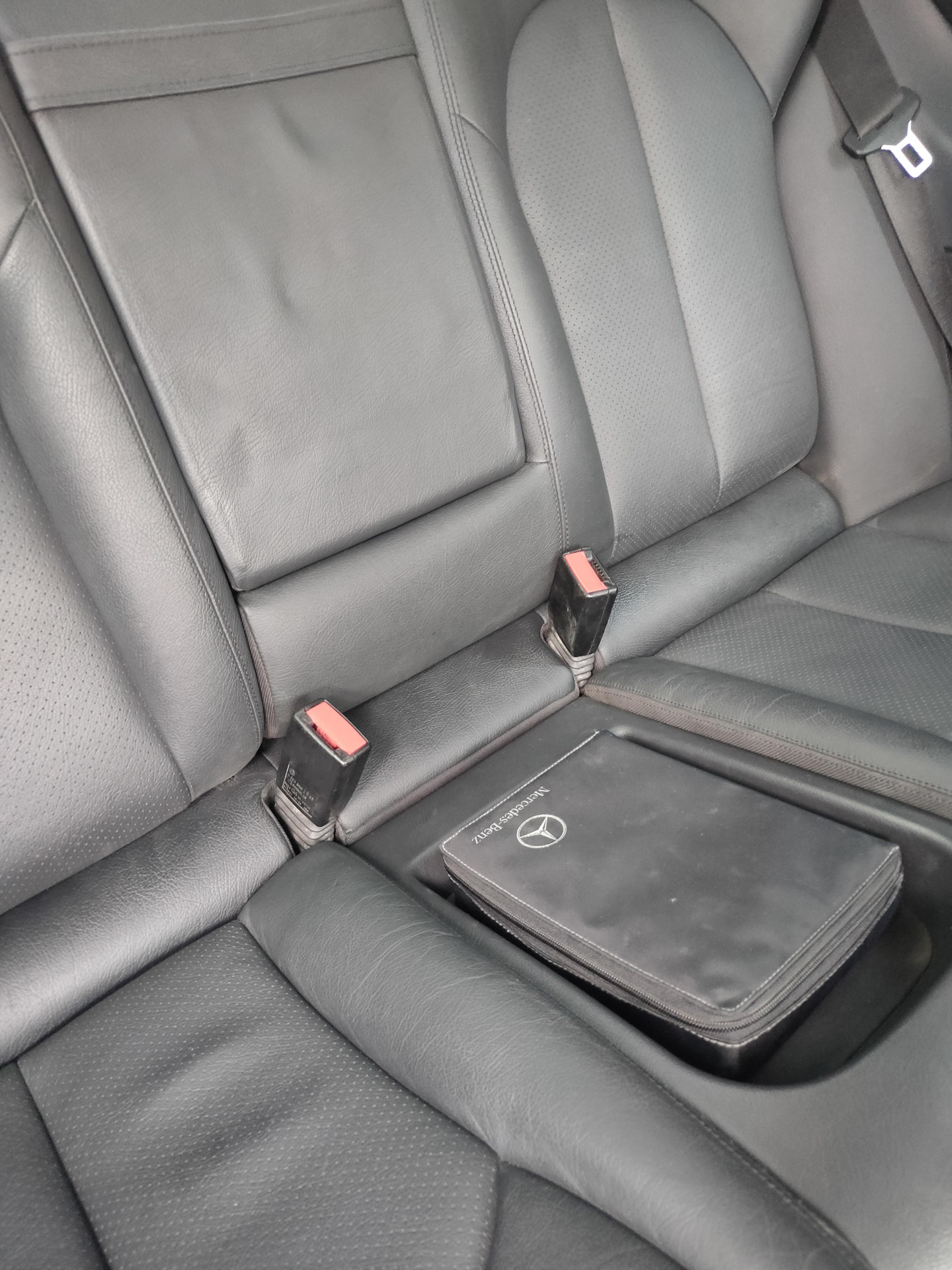 Замена задних замков ремней безопасности — Mercedes-Benz CLK (W209), 2 ...