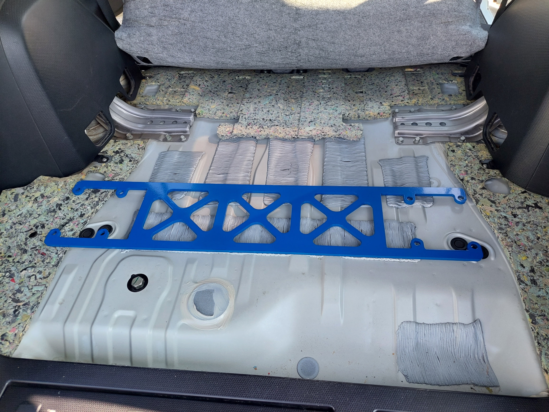 Распорки (увеличение жесткости кузова) — Mitsubishi Outlander XL, 2,4 л ...