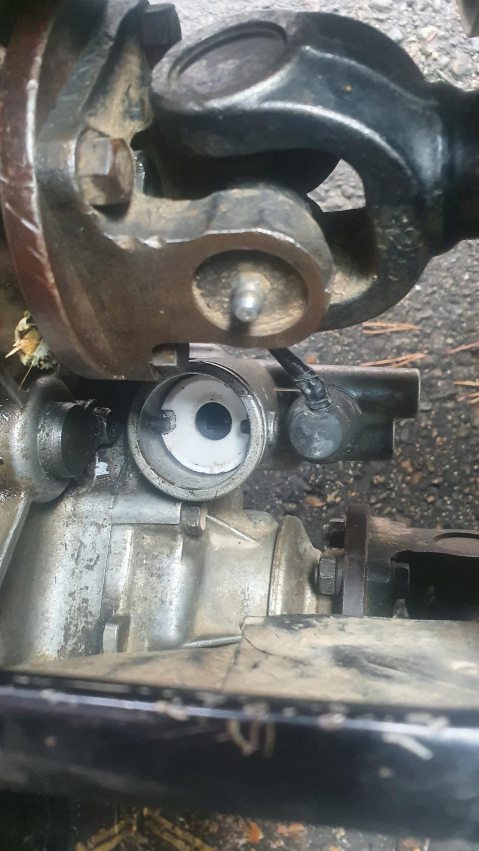 Замена втулки рукоятки раздатки — Suzuki Jimny, 1 л, 1984 года