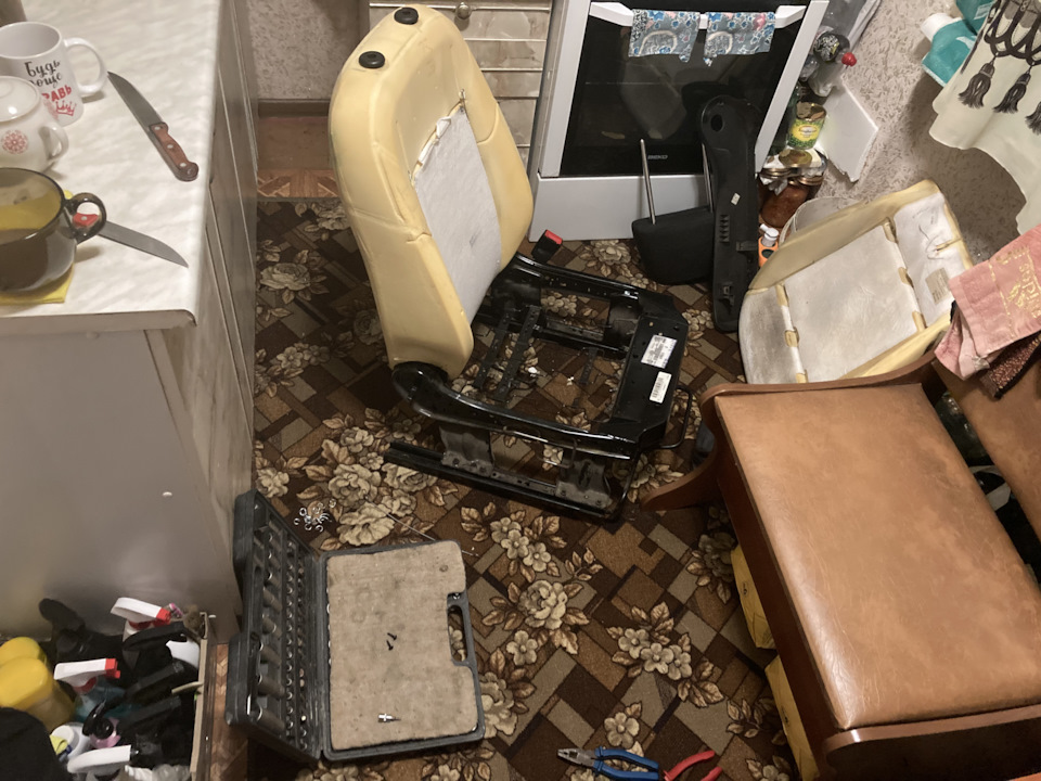 Снятие обшивки переднего пассажирского сидения Volkswagen Polo Sedan ...