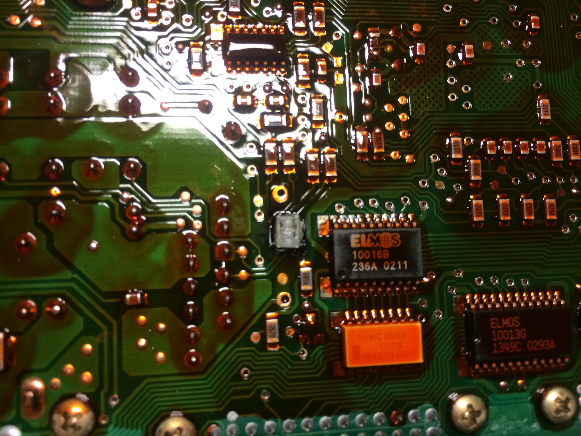 Сгорело сопротивление. Сгоревший резистор. Как выглядит сгоревший резистор на плате памяти. На автомагнитоле сгорел резистор что делать.