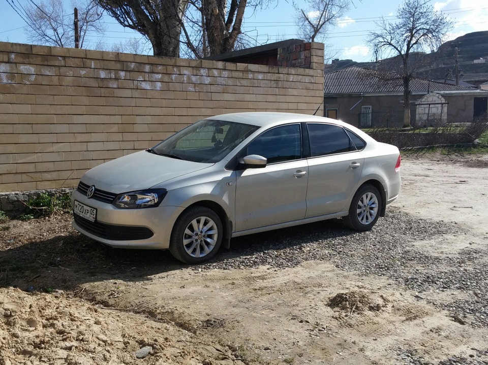 Поло седан r15. R15 на Фольксваген поло седан. Volkswagen Polo sedan r15 диски. Polo sedan литые r15. Volkswagen Polo на литье r15.