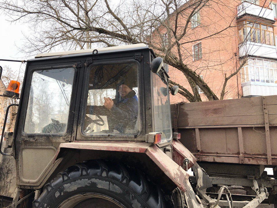 механизатор тракторист машинист. профессия механизатор. трактористы дрсу мтз 82. работа тракторист жкх. механизатор в тракторе.