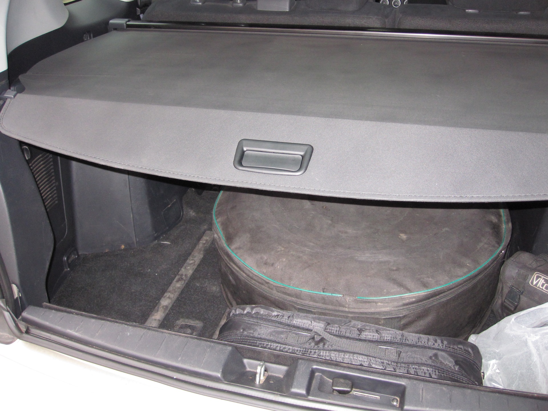 Outlander XL 2009-2013 шторка багажника
