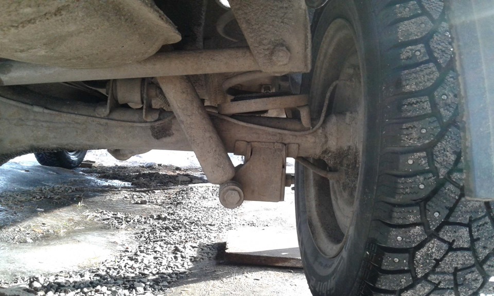 Замена резинок задних амортизаторов — Lada 2107, 1,6 л, 2010 года ...