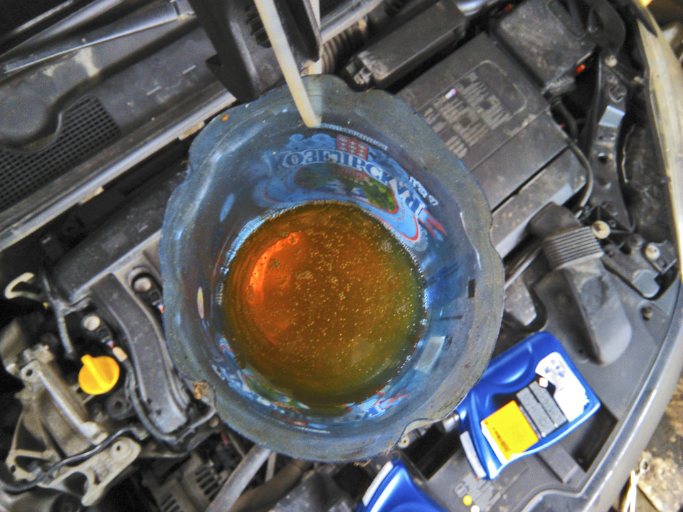 Свежее масло глобально отличалось по цвету от старого — Renault Megane III