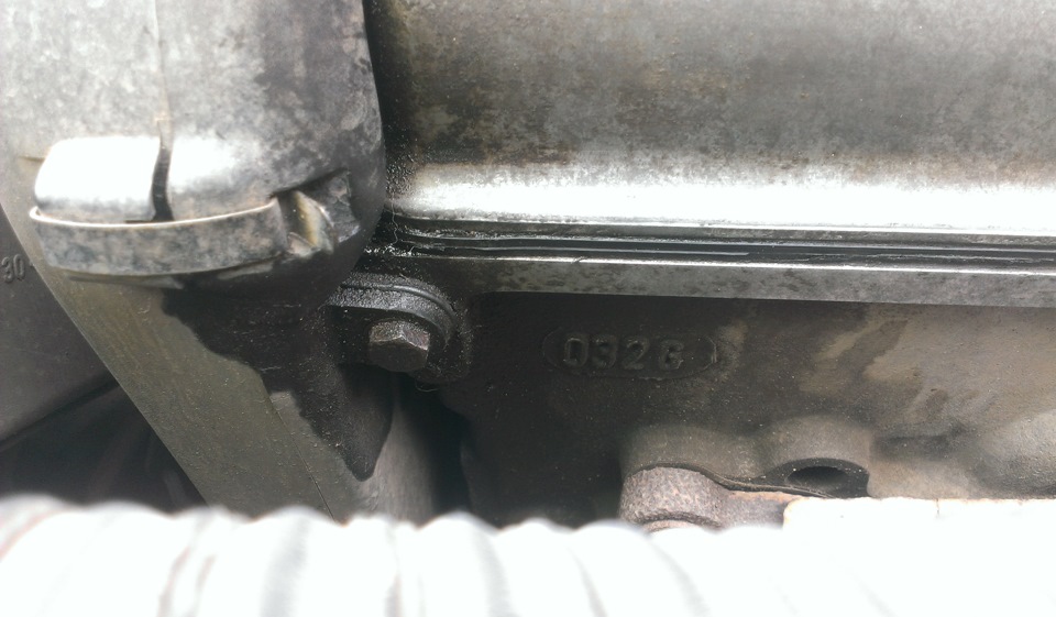 Обломался болт крепления клапанной крышки — Volkswagen Golf Mk3, 1,6 л ...