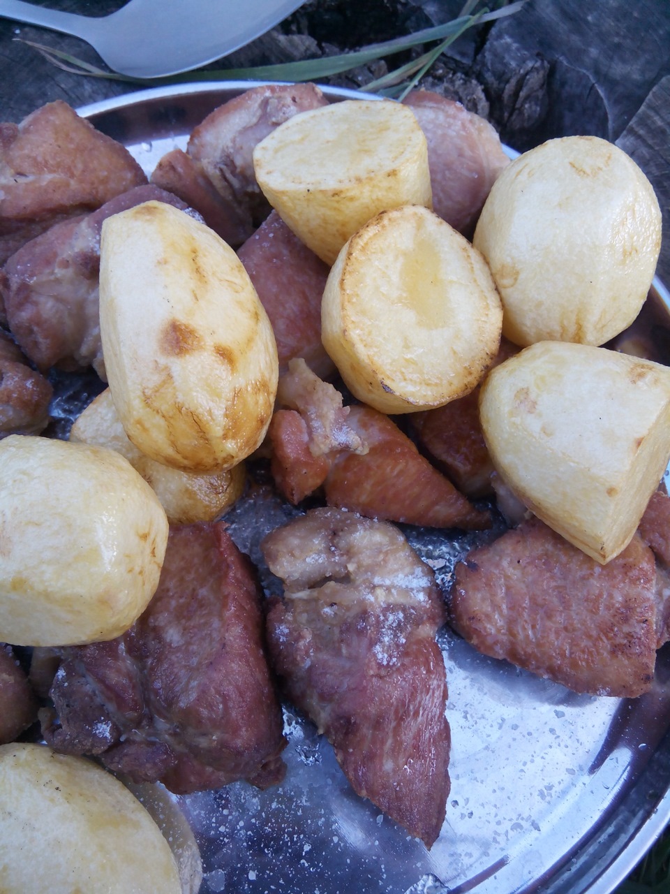 Приготовление мяса с картошкой в казане. Картошка с мясом в казане. Говядина с картошкой в казане. Картошка с мясом на костре. Картошка с мясом в казане на костре.
