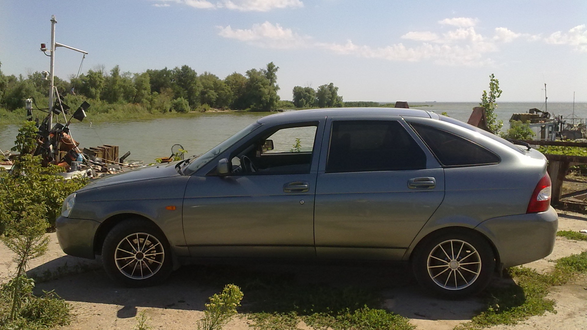 Lada Приора хэтчбек 1.6 бензиновый 2009 | серая на DRIVE2