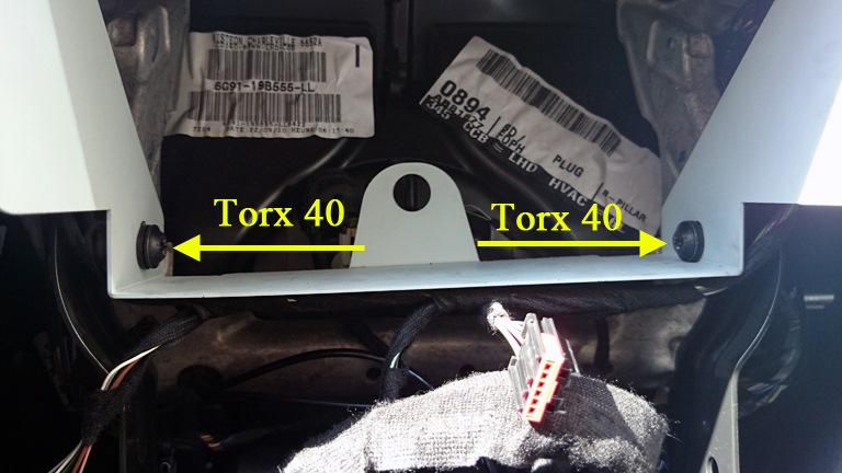 … и два винта torx 40 снизу. — Ford Mondeo IV