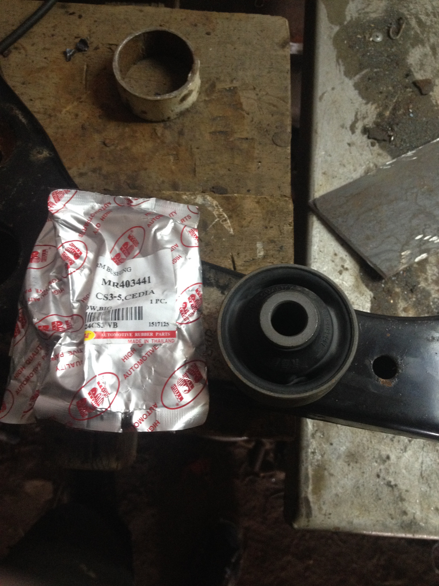 Сайлентблоки переднего рычага лансер 9. Mr403441 mitsubishi сайлентблок размер. Сайлентблок переднего рычага митсубиси лансер 10 артикул. Сайлентблок лансер 10. Передние сайлентблоки митсубиси лансер 9.