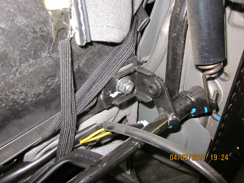 Заднее левое (по ходу движения) стоковое крепление подушки к каркасу. — Daewoo Gentra