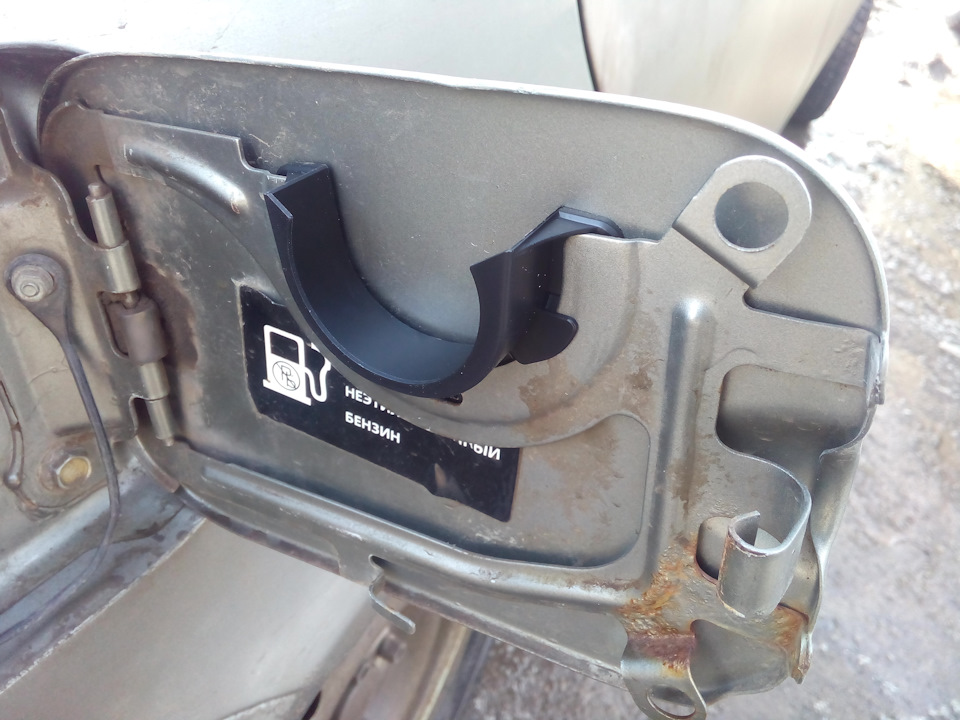 Кронштейн лючка бензобака. — Lada Приора седан, 1,6 л, 2008 года ...