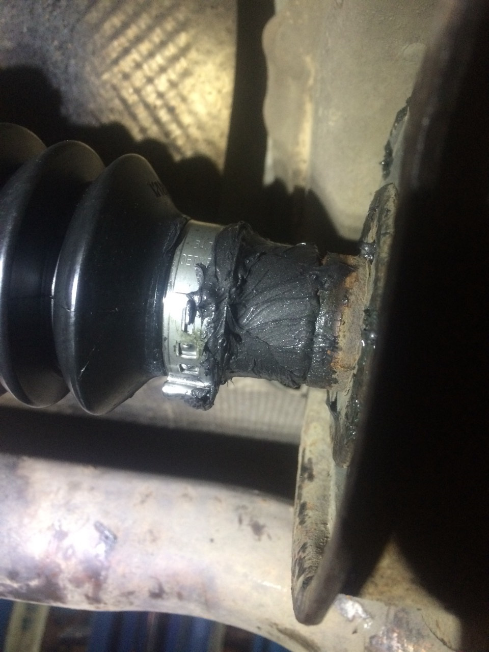 Пыльник шруса левого santa fe 3. Замена пыльника шрус санта фе. Пыльник шруса внутренний левый hyundai santa fe 2. Замена пыльника шрус санта фе. Пыльник внутреннего шруса санта фе 2.