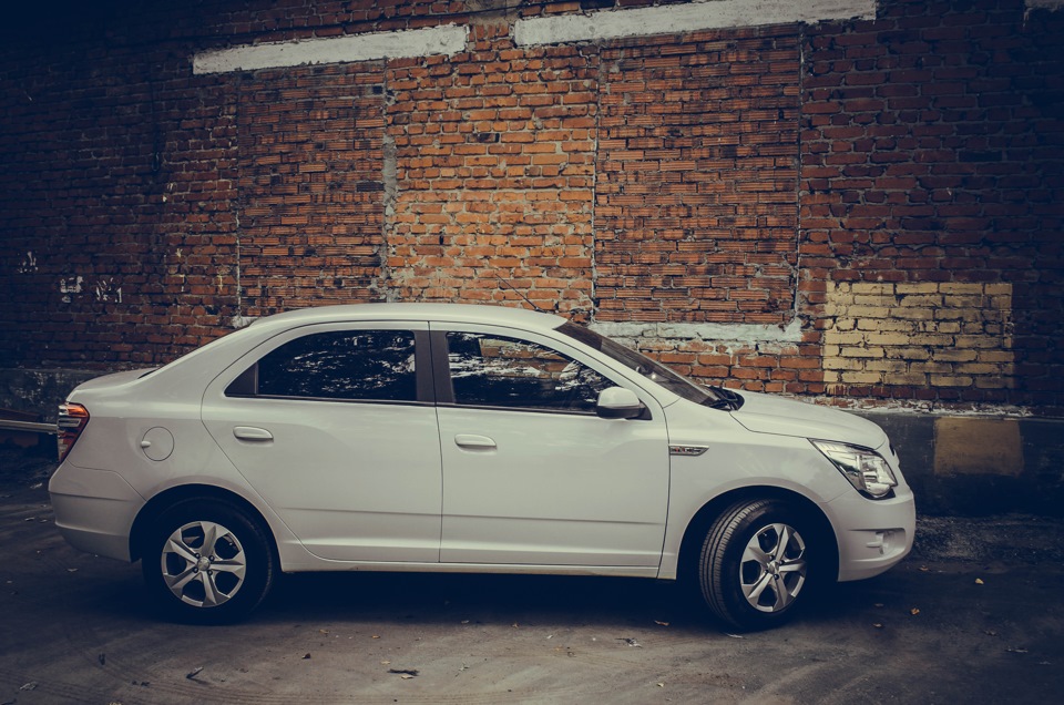 Минусы белой машины. Chevrolet Cobalt белый. Cobalt белый. Белый кобальт. Обои на рабочий стол Шевроле кобальт белый.