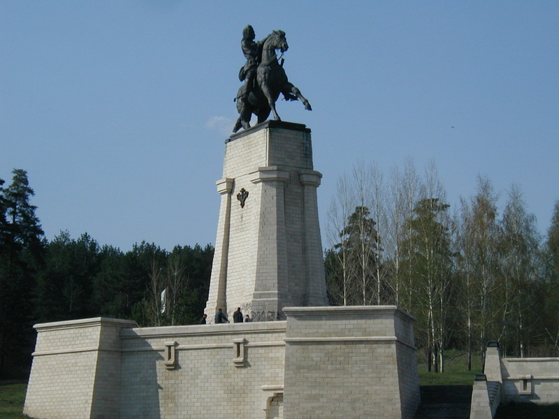 Памятник татищеву в тольятти фото