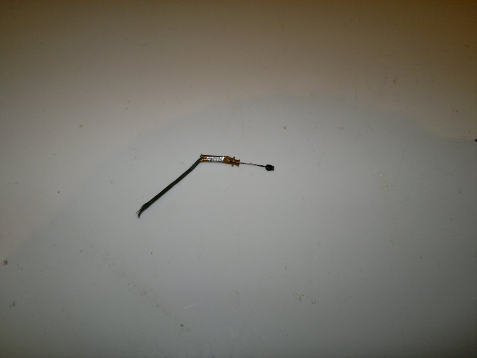 оторваный старый провод и остаток старого термистора — Toyota Vista (30)