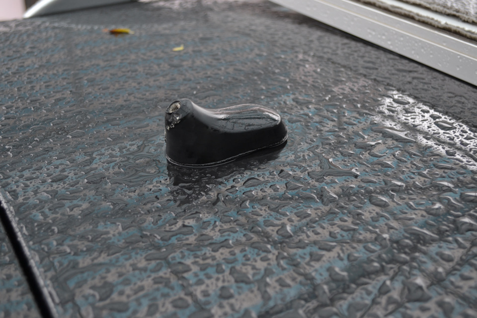 ВОДА ИМЕЕТ СВОБОДНЫЙ ДОСТУП НА МИКРОСХЕМЫ ВНУТРИ ! СОВЕТ ВСЕМ КТО БЕЗ АНТЕННЫ ЕЗДЯТ )) ПО БЫСТРЕЕ ПОСТАВИТЬ ЕЁ НА СВОЁ МЕСТО )) — Renault Megane II