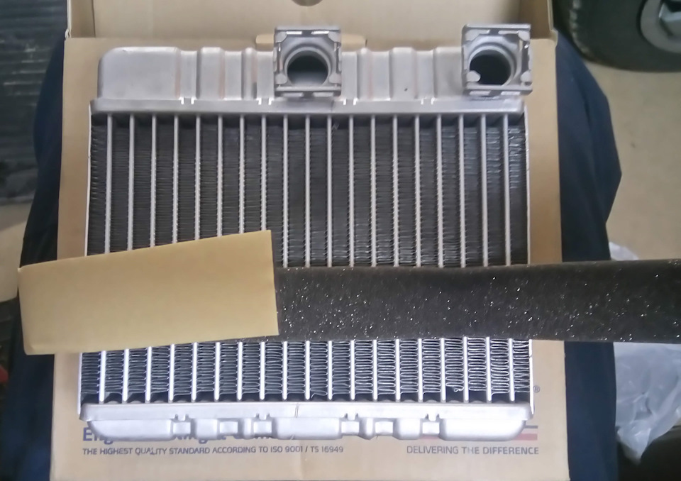 Радиатор нужно проклеить по периметру. Пример следует брать со старого. Ленту обязательно порезать вдоль по полам, иначе не хватит. Но данная лента худенькая по сравнению с оригинальной, при установке пришлось усилить её своим поролоном. Запаситесь заранее. — BMW 3 series (E46)