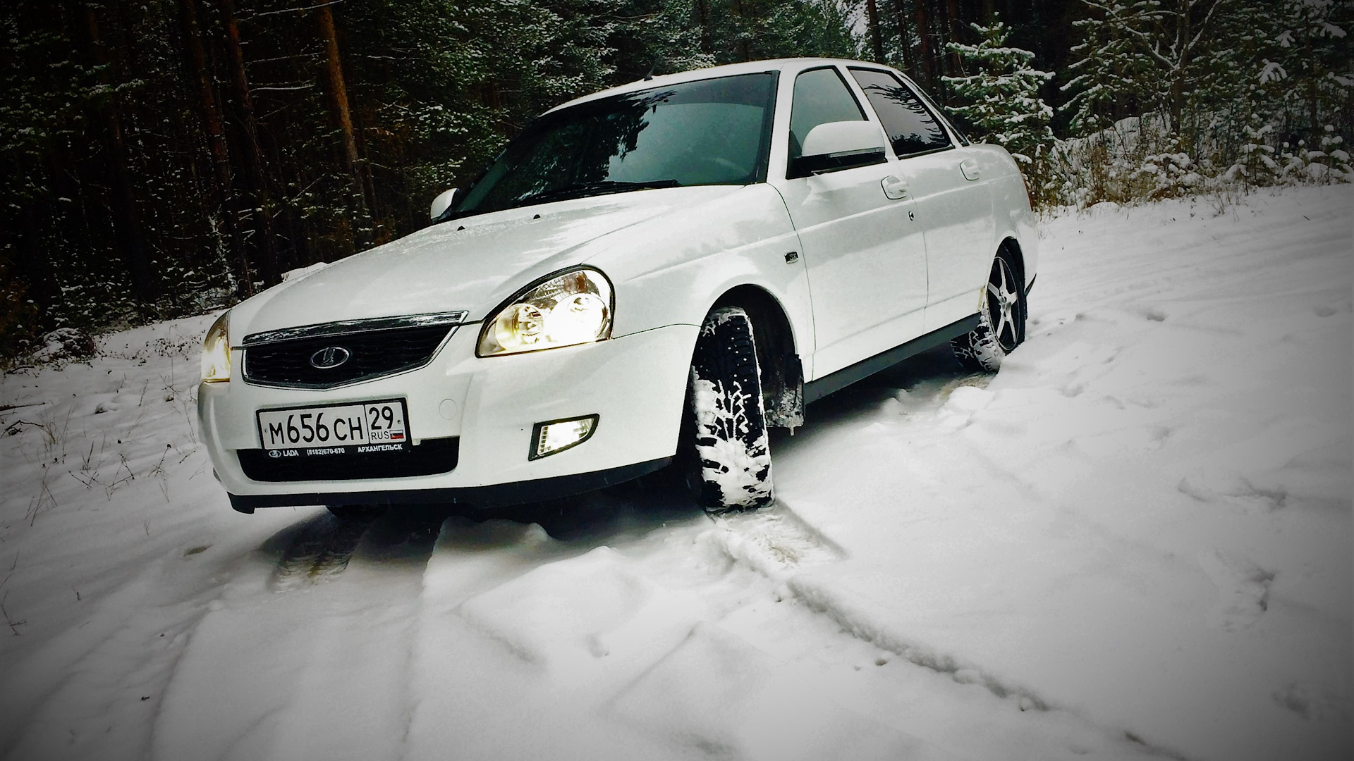 Lada Приора белая