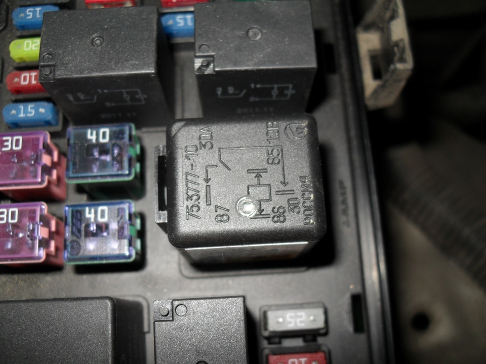 Реле drl что это. b0984c6s 960. Реле drl что это фото. Реле drl что это-b0984c6s 960. картинка Реле drl что это. картинка b0984c6s 960. Устал как-то от переключений габаритов и ближнего света, а управление светом фар имеет всего 4 режима:1. выключены все внешние световые приборы.2. AUTO: автоматически включаются или выключаются фонари, которые должны зажигаться в положении 3 или 4, в зависимости от уровня наружного освещения. (по сути используются режимы 1 днем, 3 сумерки и ранее утро, 4 ночь).3. включены стояночные и габаритные фонари, а также фонари подсветки номерного знака и приборной панели.4. включены фары ближнего света и фонари, зажигаемые в положении 3.