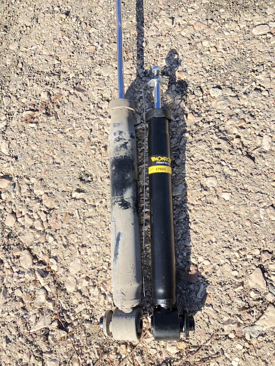 Наглядная разница как раньше делали и как сечас, длинна штока одинаковая, но сам аморт короче и намного тоньше((( — Audi A6 (C6)