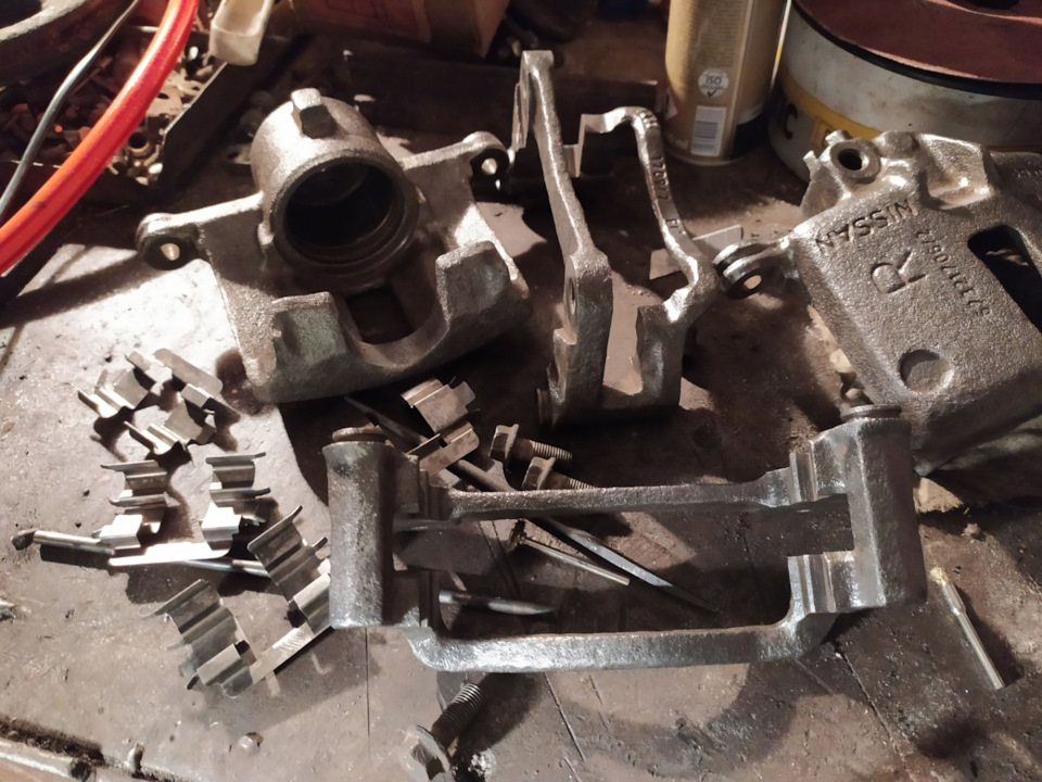 Очистка продолжается. Восстановление суппортов и тормозных механизмов ...