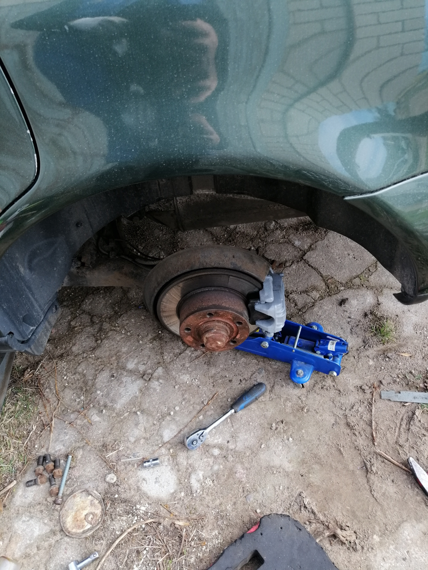 Замена пружин задних амортизаторов. — Audi A4 Avant (B5), 1,9 л, 2000 ...