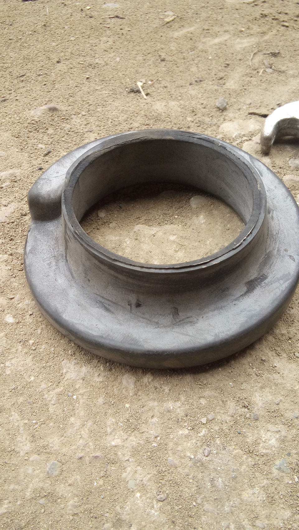 260 руб в розницу за пару штук. Внешний диаметр 135 мм. Внутренний 80 мм. Ступенька для выхода витка пружины. Резина очень качественная, отечественная. — Jeep Grand Cherokee (WK)