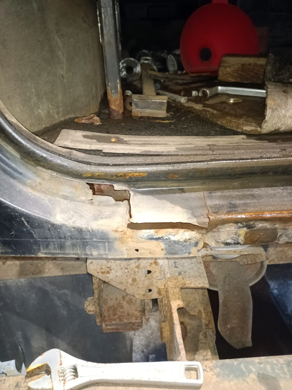 Проём задней двери, он и вверху тренутый, снизу же совсем развалился. — УАЗ Patriot