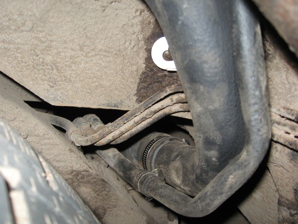 Как поменять заливную горловину. Гофра для мойки вместо заливной горловины. Как поменять заливную горловину. Патрубок заливной горловины рав 4 2008. Как поменять заливную горловину.