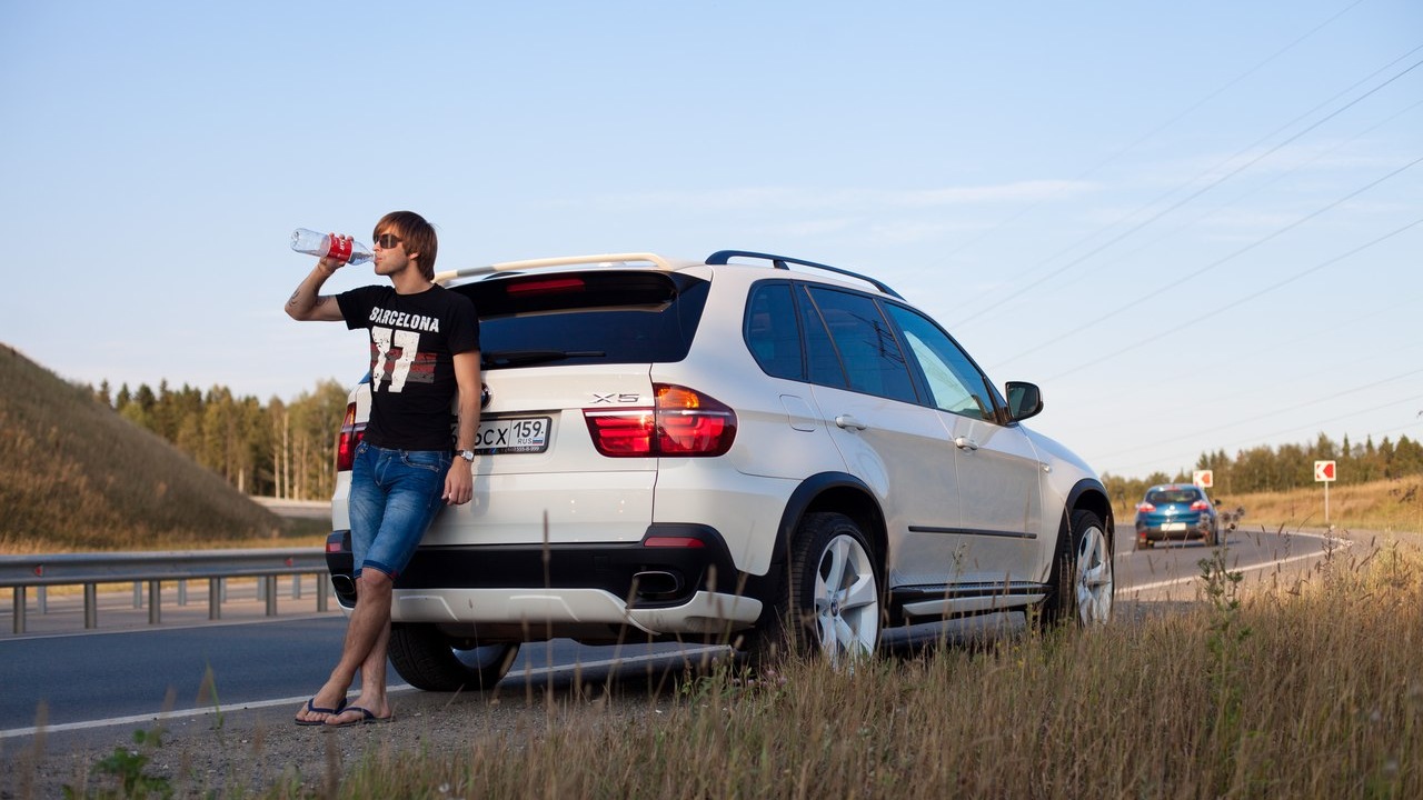 BMW x6 и девушка