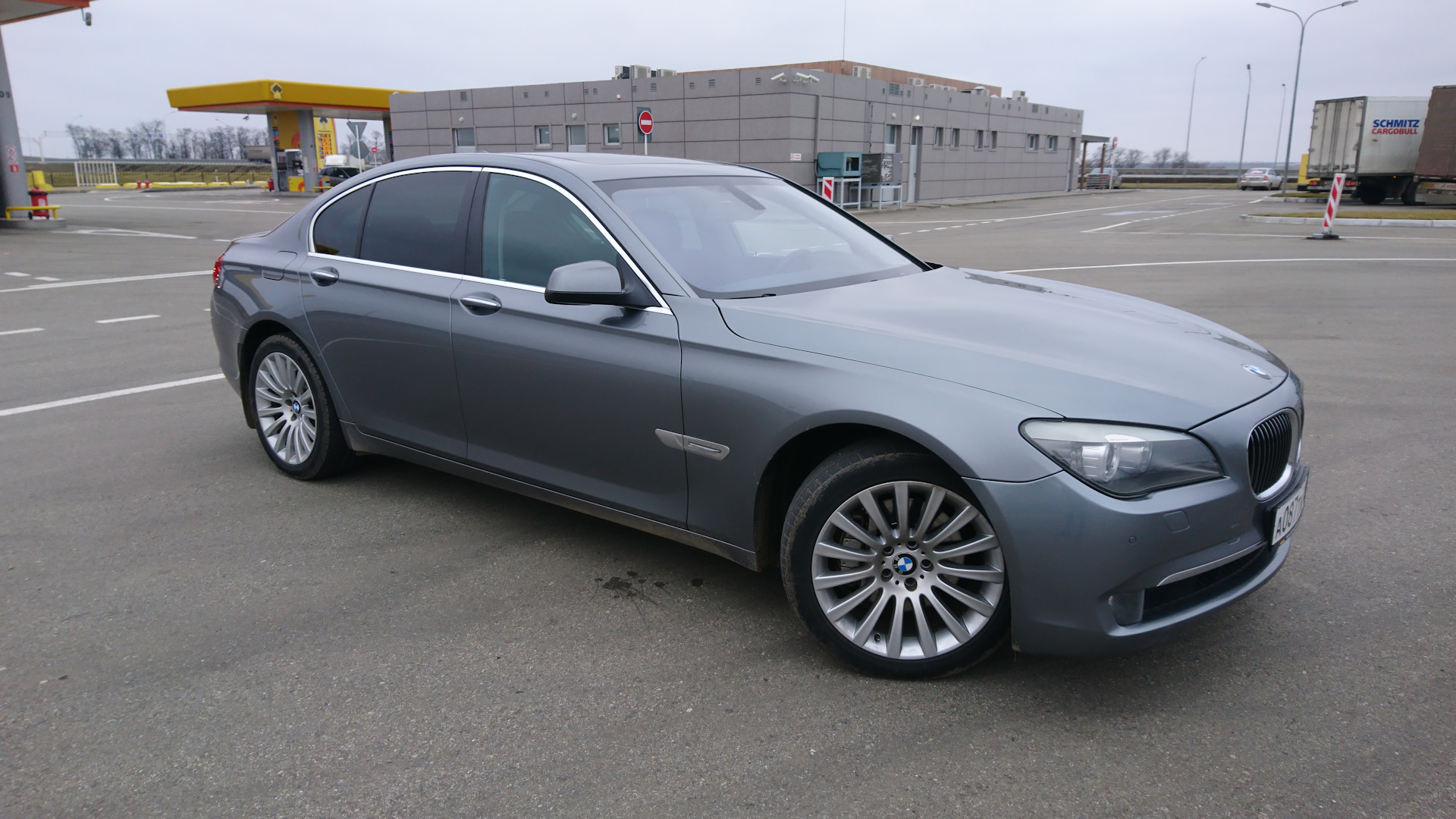 BMW 7 G 12 серая матовая