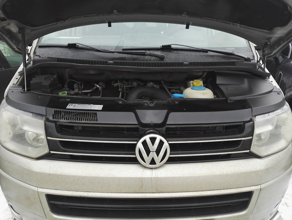 0 дизель. Фольксваген т5 под капотом. Двигатель фольксваген транспортер т5 2. Подкапотное пространство фольксваген транспортер 2. Фольксваген т5 под капотом.