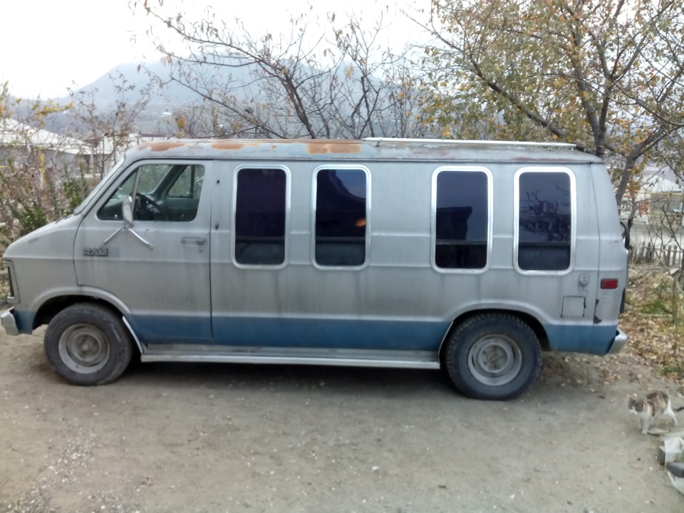 Dodge Ram van 2