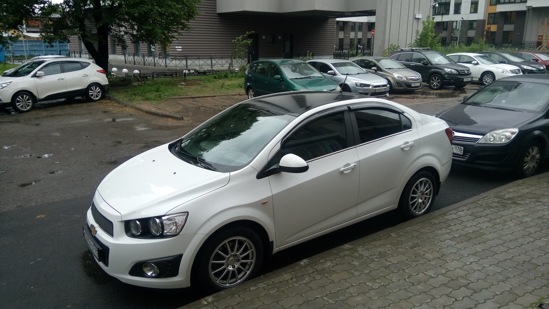 Авео т300 белая. Авео т300 белая с черной крышей. Chevrolet Aveo 2012 седан с черной крышей. Глянцевая Шевроле Авео.