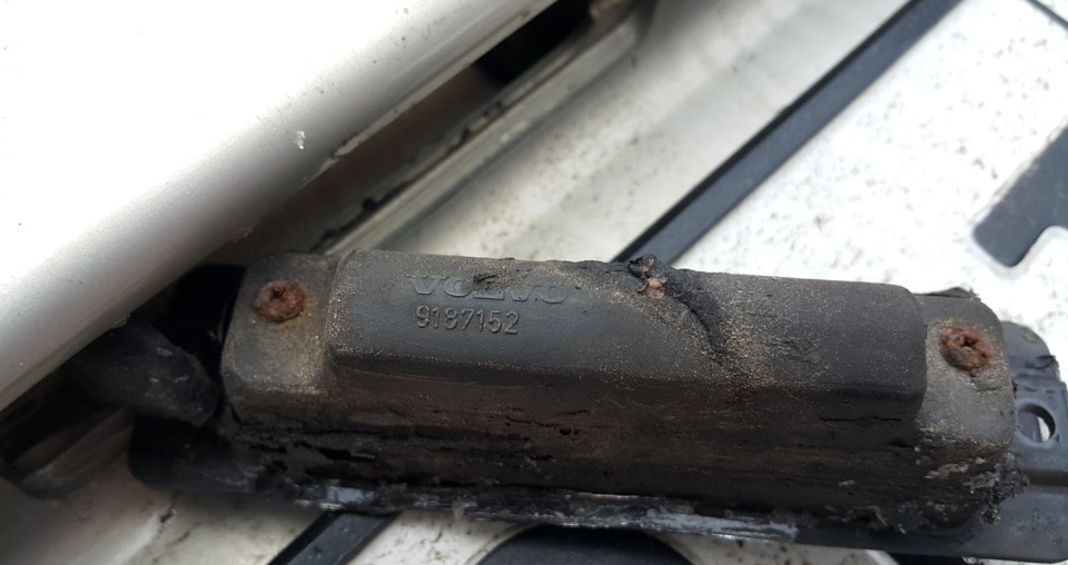 Профилактика ручки-кнопки открывания багажника — Volvo S80 (1G), 2,4 л ...