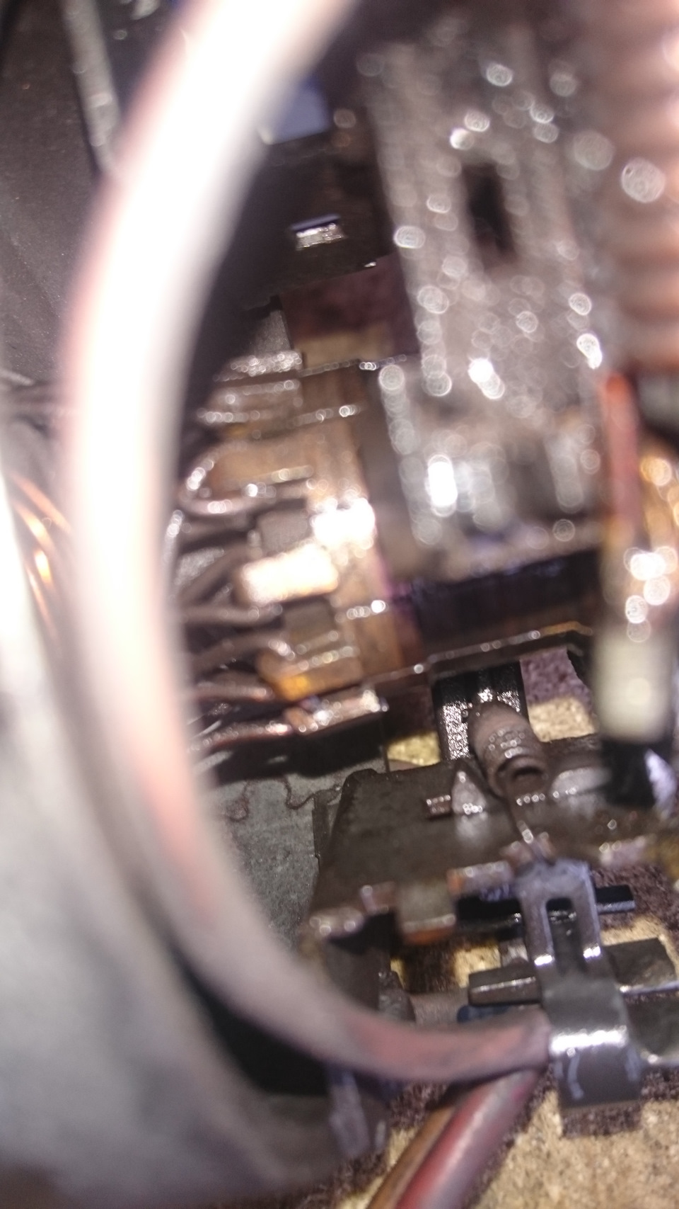 Снимаем щёточный узел, вооон там внизу пружинка — Opel Omega A